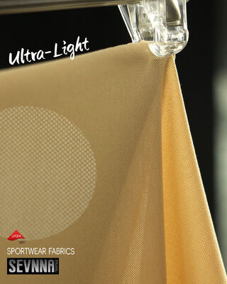 Легкая 135 граммовая ткань с широтой 158 см и 45% нейлона + 55% ликра для комфорта.