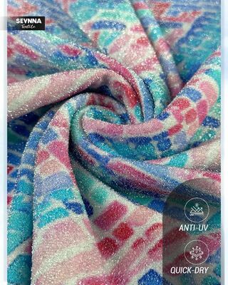 Ширина 145 см. Ткань для купальных костюмов из переработанного материала. Обычная посадка. Легкая дышащая ткань. Подходит для экологически чистого дизайна купальников.