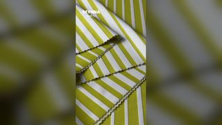 Прочная ткань для йоги, состоящая из 58 % переработанного полиэстера, растягивается в четырех направлениях и впитывает влагу.